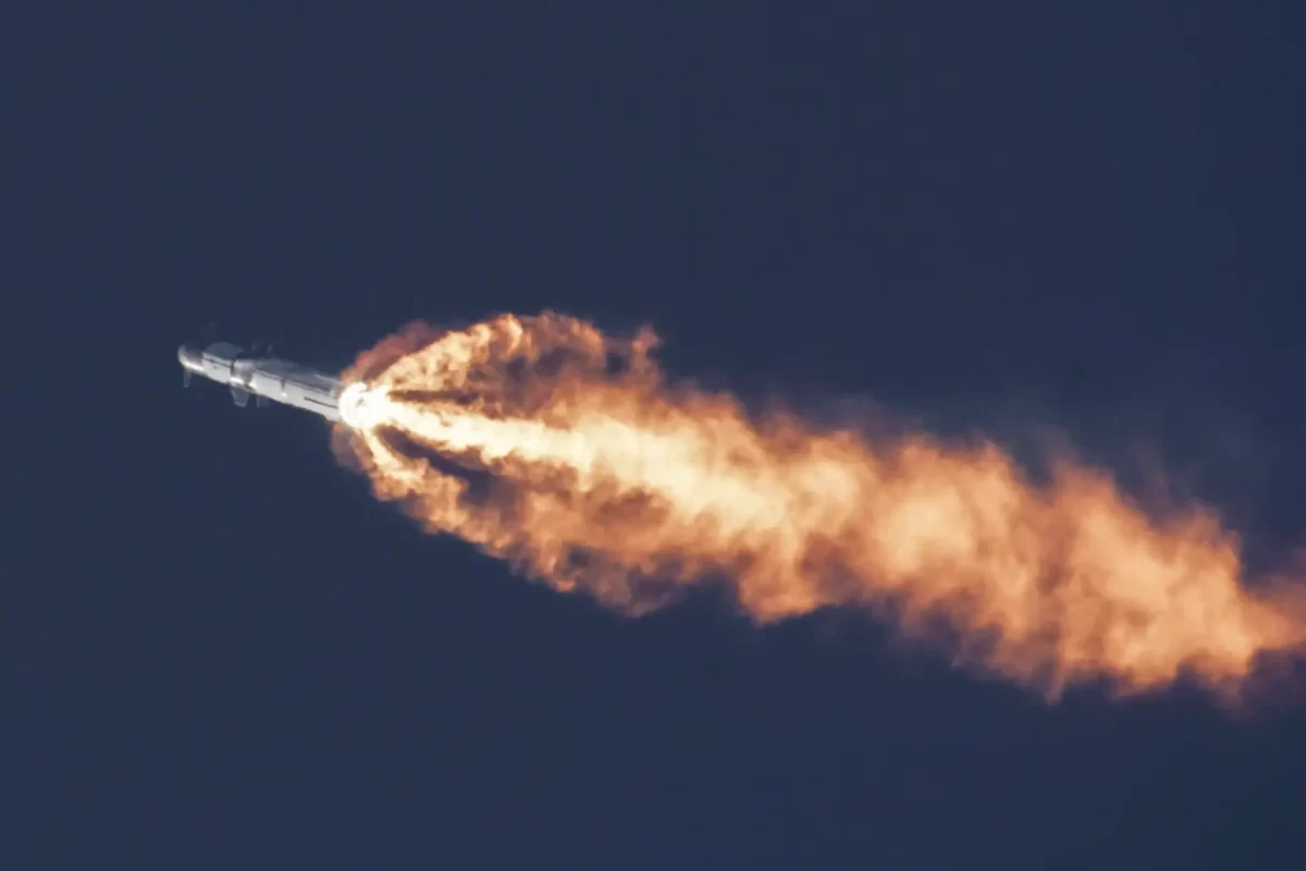 پس از آنکه نخستین آزمایش پرواز مداری استارشیپ طبق برنامه پیش نرفت، اسپیس ایکس سامانه توقف پرواز را فعال کرد تا موشک در میانه آسمان منهدم شود.
